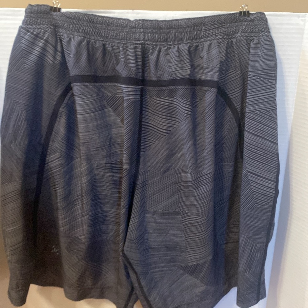 Men's Lululemon gray/ black geo stripe surge lined running shorts 9” sz M